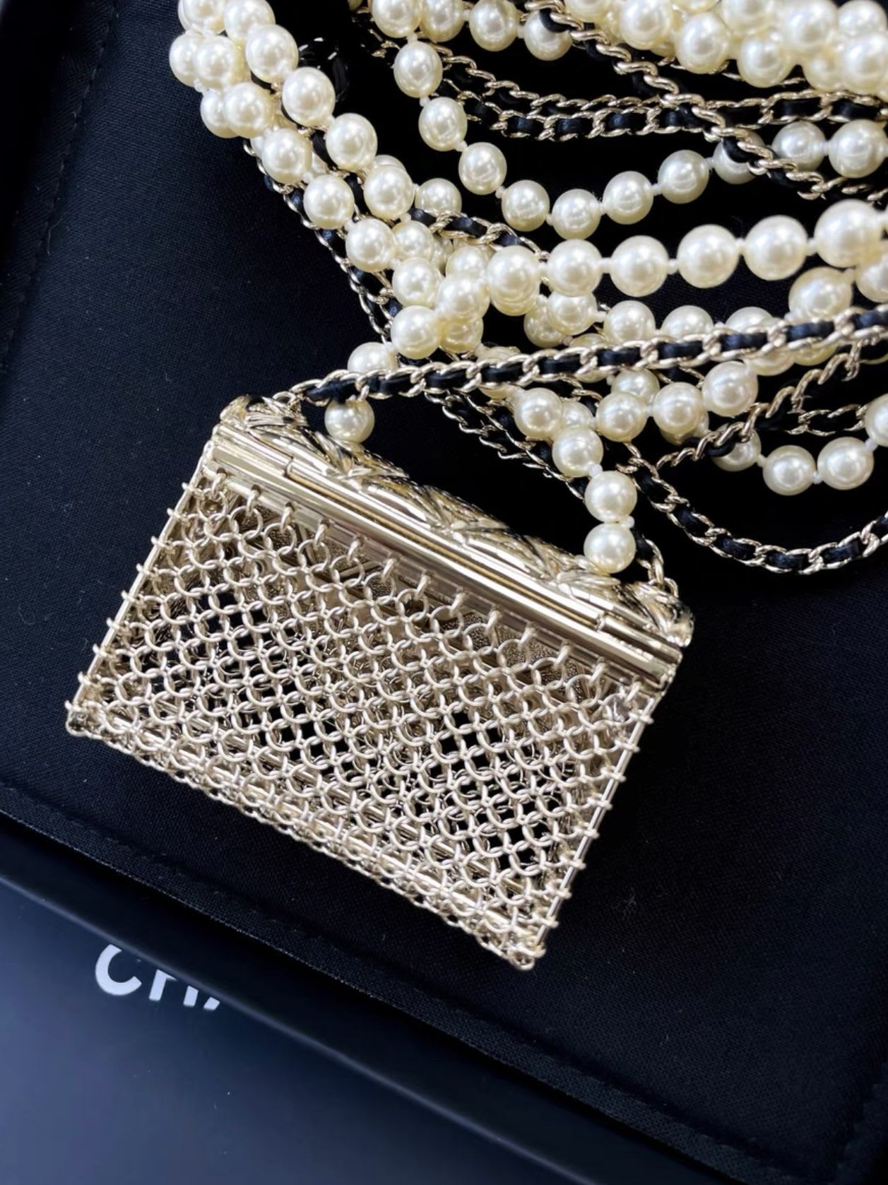 CHANEL 21S RUNWAY MICRO BAG & PEARLS LONG NECKLACE