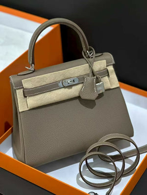 Hermès Kelly 25 Retourne Étoupe / Etoupe (18) Togo Leather with Palladium Hardware