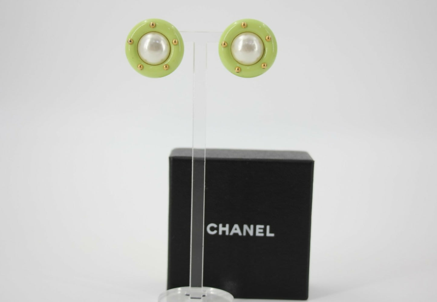 Chanel Vintage 96C Imitation Pearl Resin Light Green Round Clip-on Earrings
