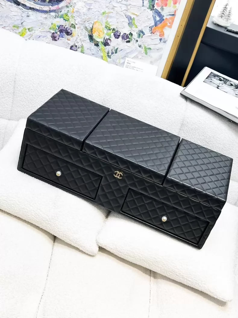 Chanel Métiers d'Art collection, classic black lambskin quilted jewelry case, large size,