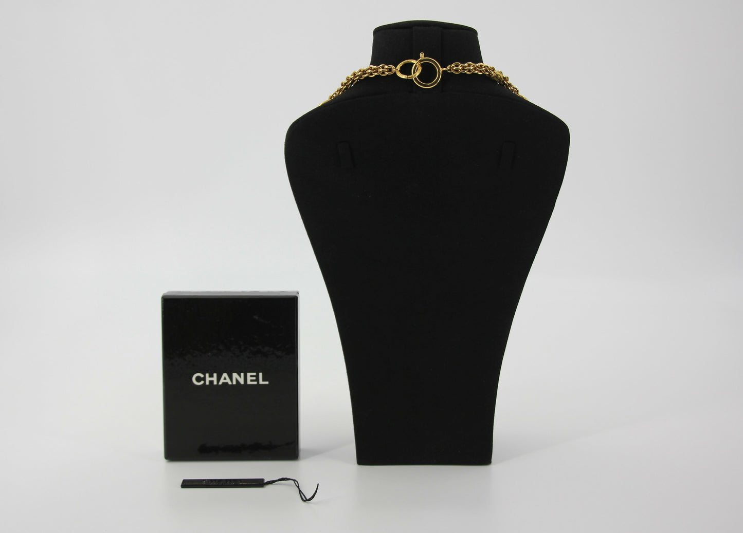 Chanel Vintage 71-80 Gripoix Red and Green Oval Gold-Plated Necklace